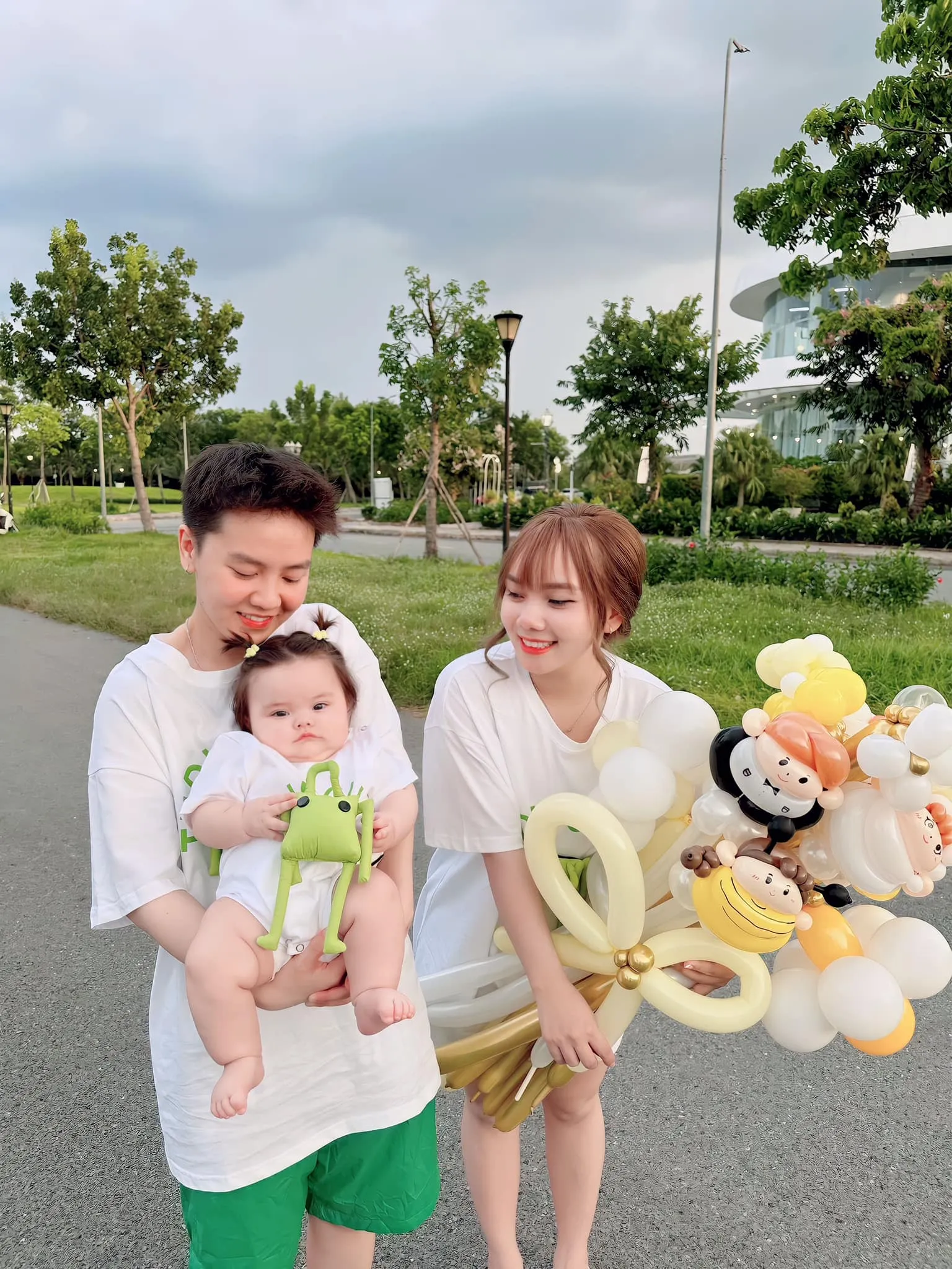 cap-dong-tinh-bi-bao--mui-xu-dan-gau-bong-khap-nha-trang-tri-noel-netizen-nhin-xong-chi-lo-so-mot-dieu-6