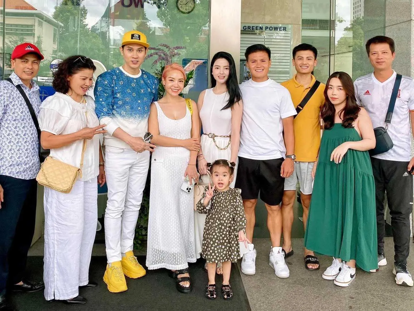 he-lo-canh-quang-hai-cau-hon-chu-thanh-huyen-nhin-chiec-nhan-kim-cuong-khong-lo-ma-choang-8