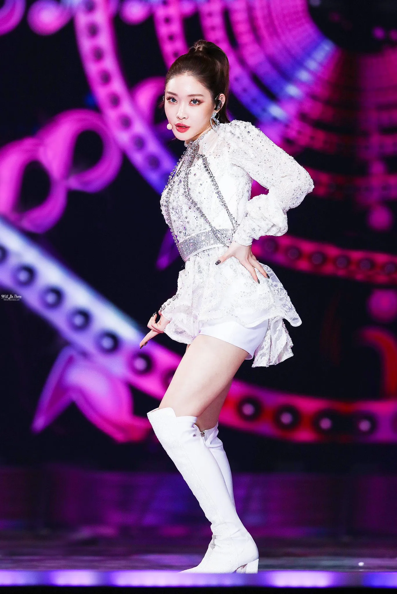 mot-nu-ca-si-lang-le-mat-tich-khoi-showbiz-suot-1-nam-qua-fan-tim-khap-noi-van-khong-thay-tung-tich-4