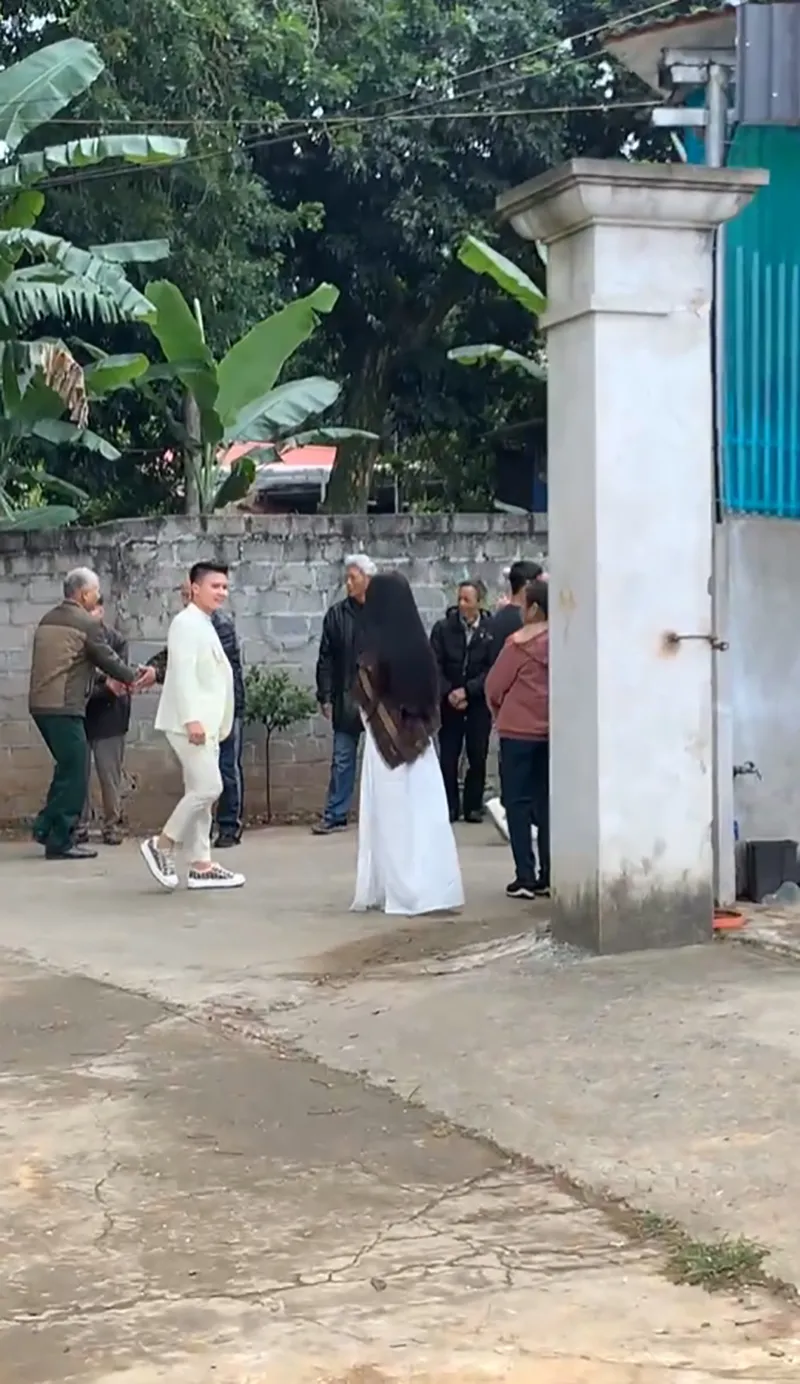 dan-mang-do-xo-tim-kiem-nha-chu-thanh-huyen-sau-le-dam-ngo-biet-thu-trong-ngo-noi-that-toan-do-go-hoanh-trang-1