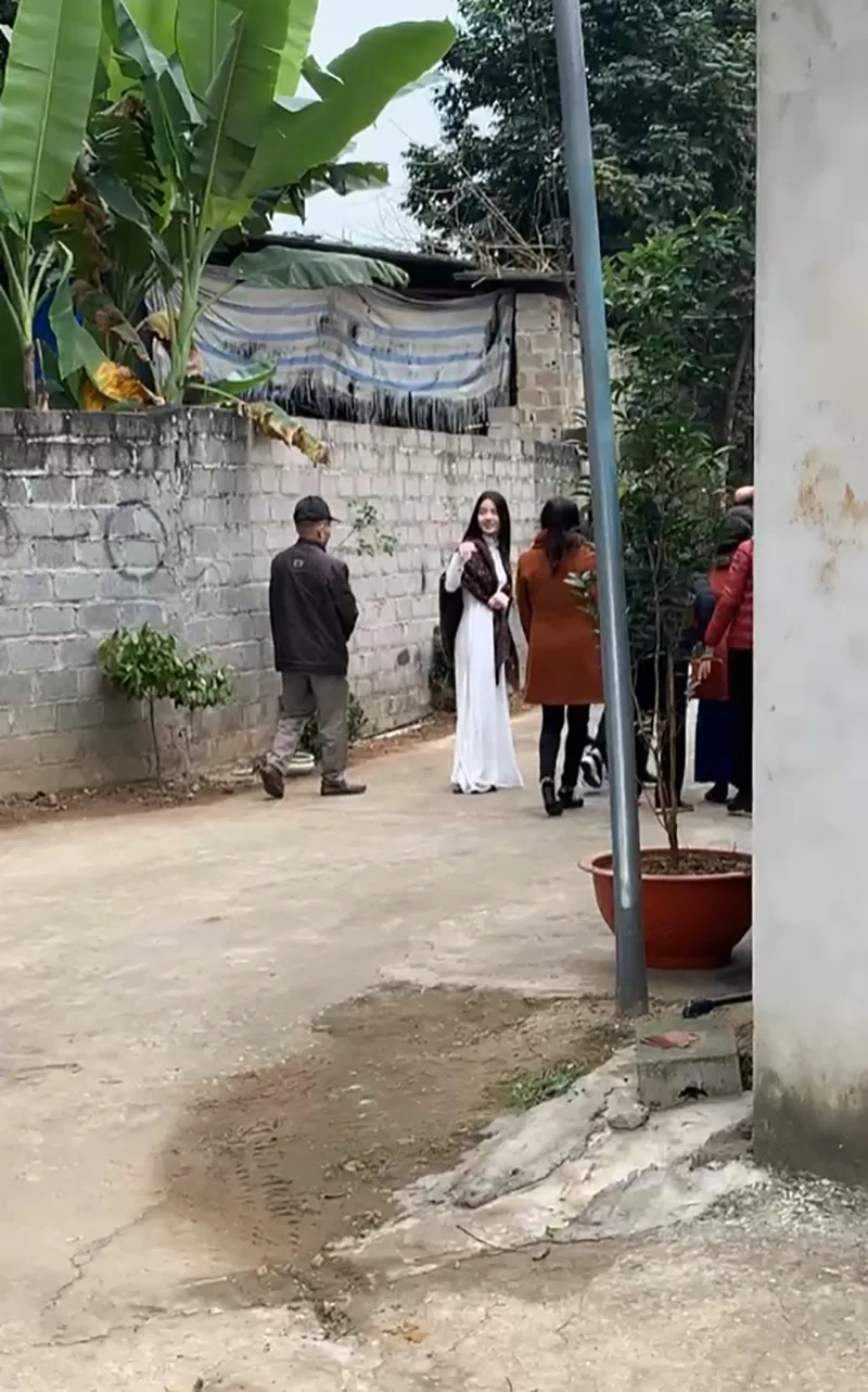 dan-mang-do-xo-tim-kiem-nha-chu-thanh-huyen-sau-le-dam-ngo-biet-thu-trong-ngo-noi-that-toan-do-go-hoanh-trang-2