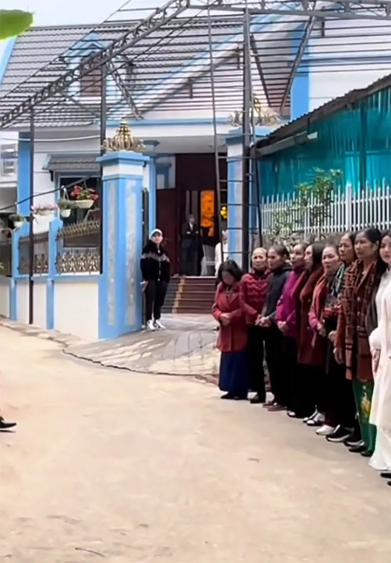 dan-mang-do-xo-tim-kiem-nha-chu-thanh-huyen-sau-le-dam-ngo-biet-thu-trong-ngo-noi-that-toan-do-go-hoanh-trang-4