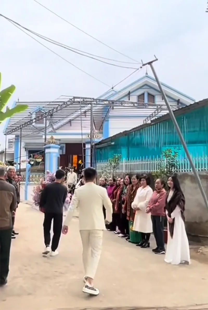 dan-mang-do-xo-tim-kiem-nha-chu-thanh-huyen-sau-le-dam-ngo-biet-thu-trong-ngo-noi-that-toan-do-go-hoanh-trang-5