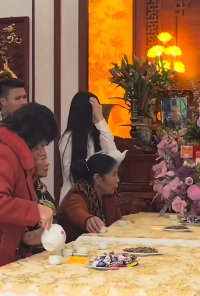 dan-mang-do-xo-tim-kiem-nha-chu-thanh-huyen-sau-le-dam-ngo-biet-thu-trong-ngo-noi-that-toan-do-go-hoanh-trang-6