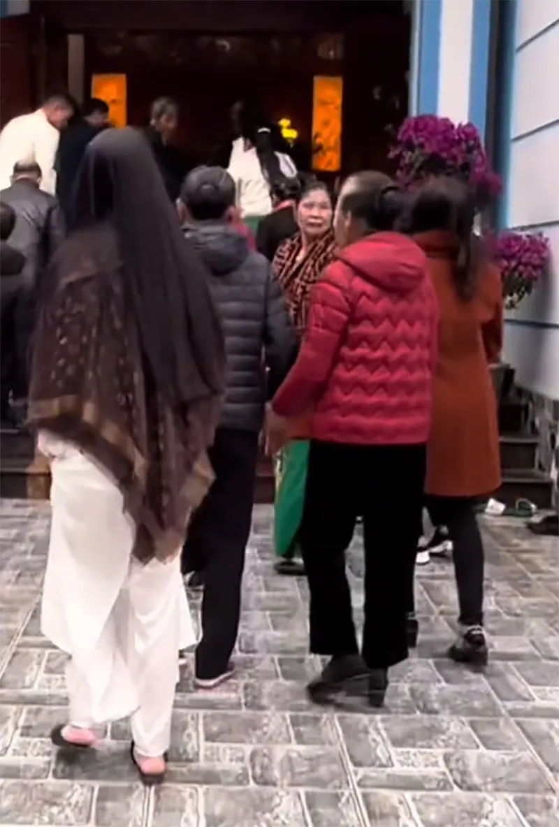 dan-mang-do-xo-tim-kiem-nha-chu-thanh-huyen-sau-le-dam-ngo-biet-thu-trong-ngo-noi-that-toan-do-go-hoanh-trang-7