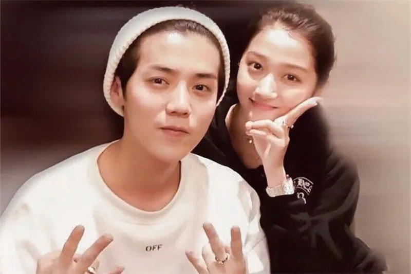 paparazzi-tiet-lo-loc-ham-luhan-va-ban-gai-quan-hieu-dong-da-dang-ky-ket-hon-2