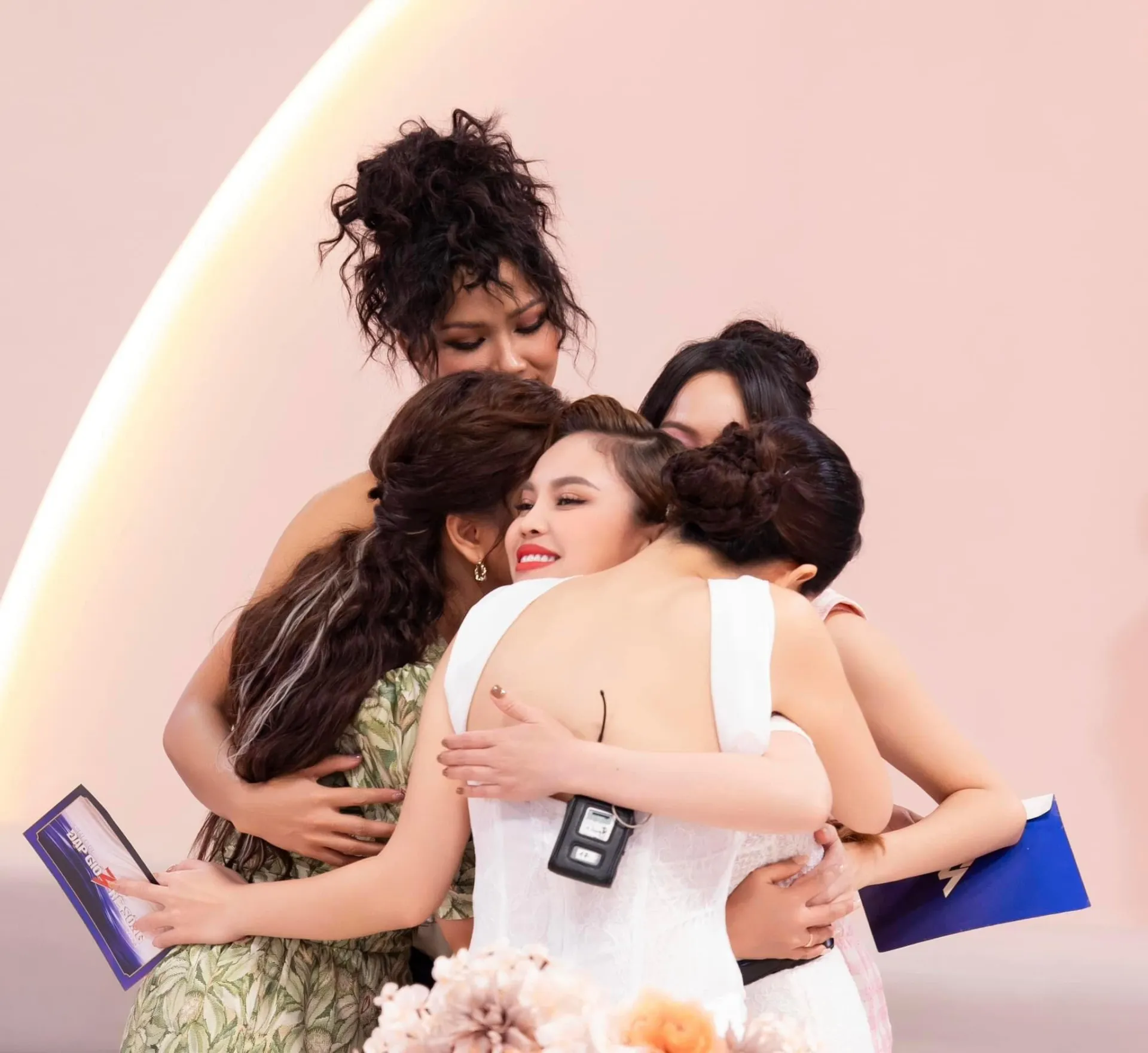 giang-hong-ngoc-tuyen-bo-khong-tham-gia-vong-hoi-sinh-cua-chi-dep-2023-netizen-bay-to-tiec-nuoi-5