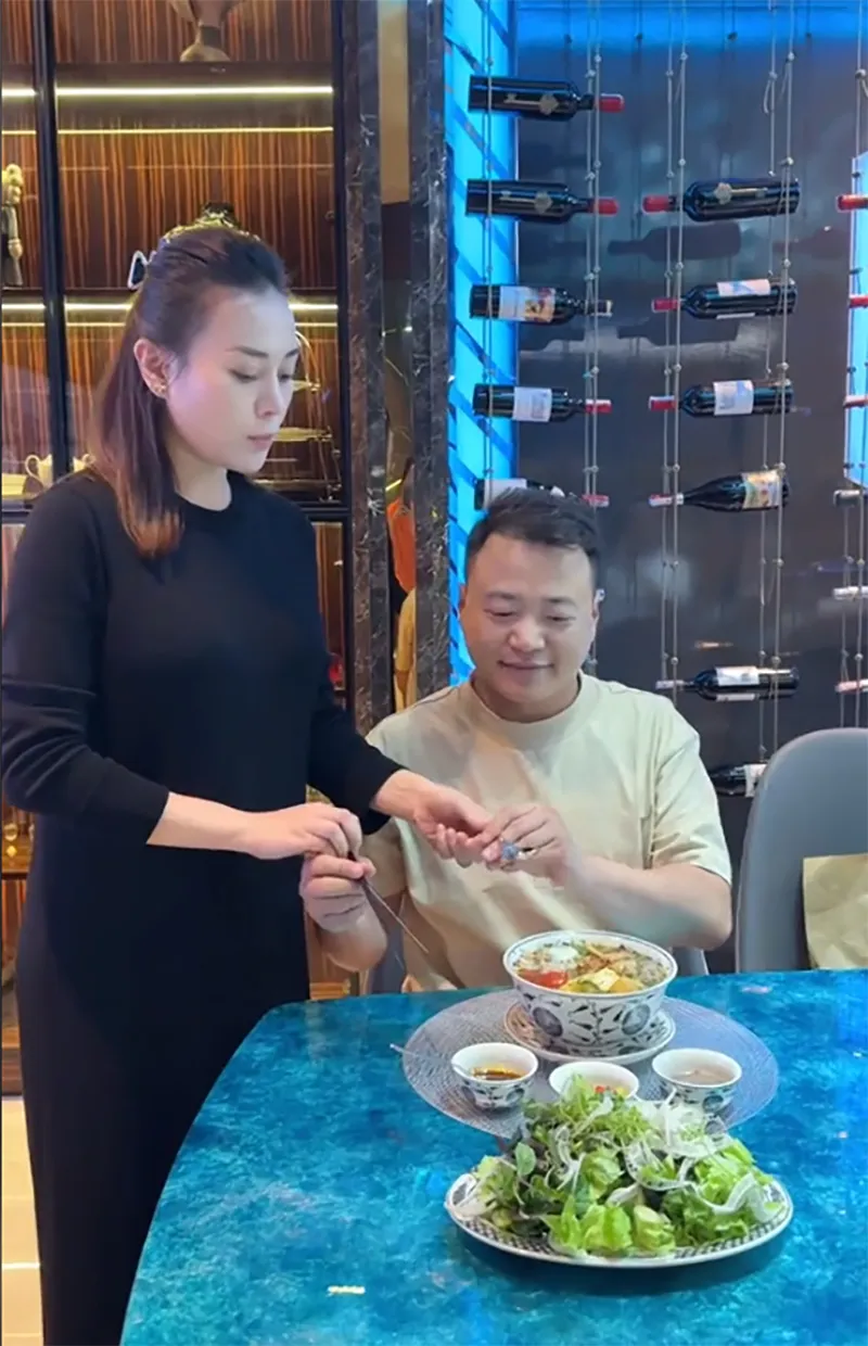 phuong-oanh-mang-thai-doi-vac-bung-khe-ne-nau-mon-an-bo-xuong-cho-shark-binh-chieu-chong-the-nay-bao-sao-duoc-cung-1
