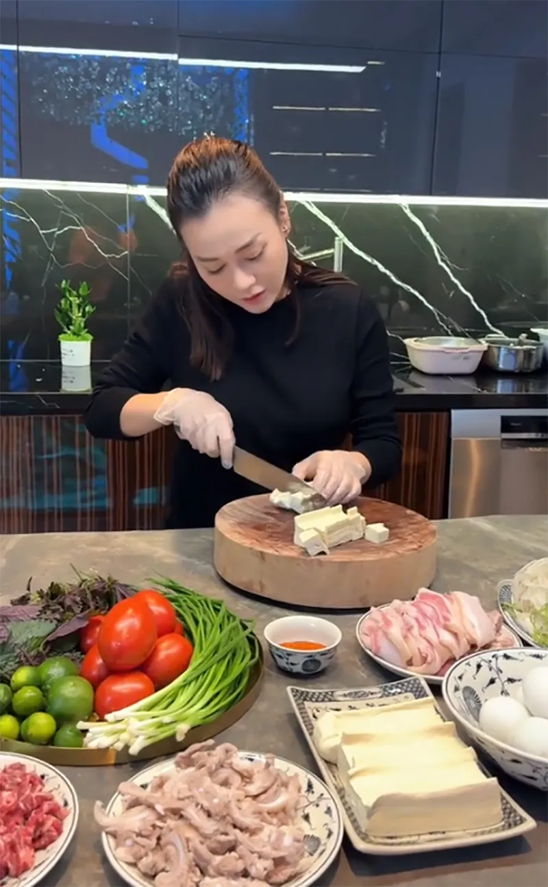 phuong-oanh-mang-thai-doi-vac-bung-khe-ne-nau-mon-an-bo-xuong-cho-shark-binh-chieu-chong-the-nay-bao-sao-duoc-cung-3