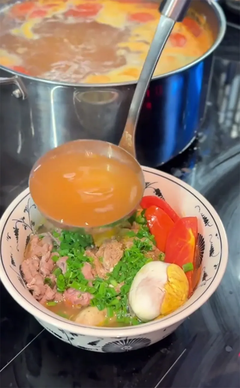 phuong-oanh-mang-thai-doi-vac-bung-khe-ne-nau-mon-an-bo-xuong-cho-shark-binh-chieu-chong-the-nay-bao-sao-duoc-cung-7