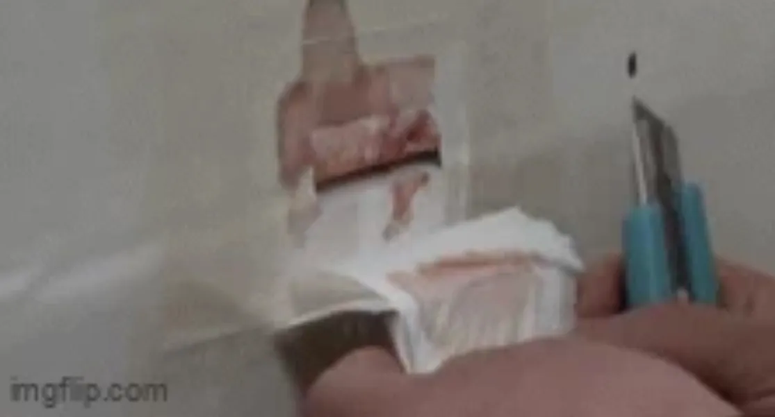 thay-chat-long-mau-do-chay-ra-tu-trong-vach-tuong-chu-nha-tuc-toc-goi-nguoi-kiem-tra-phat-hien-su-that-2