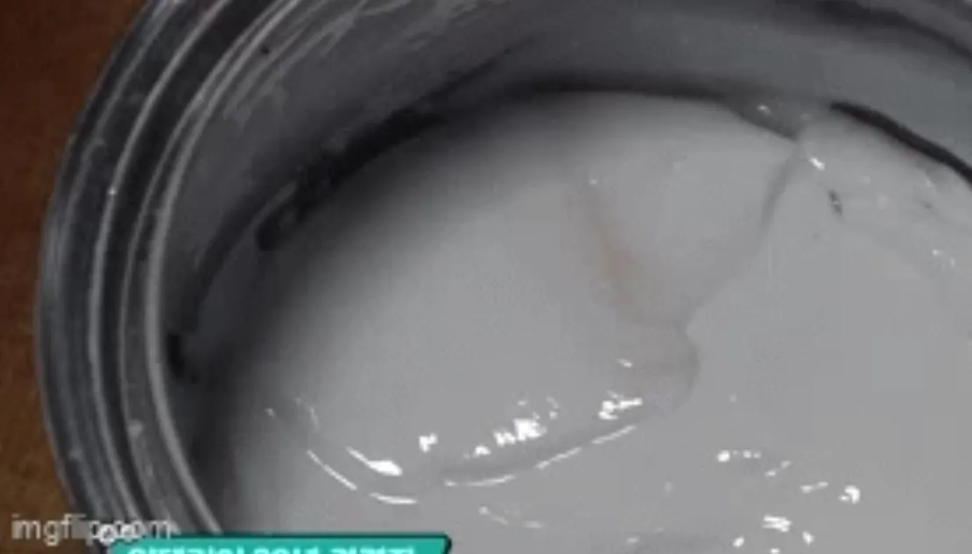 thay-chat-long-mau-do-chay-ra-tu-trong-vach-tuong-chu-nha-tuc-toc-goi-nguoi-kiem-tra-phat-hien-su-that-8