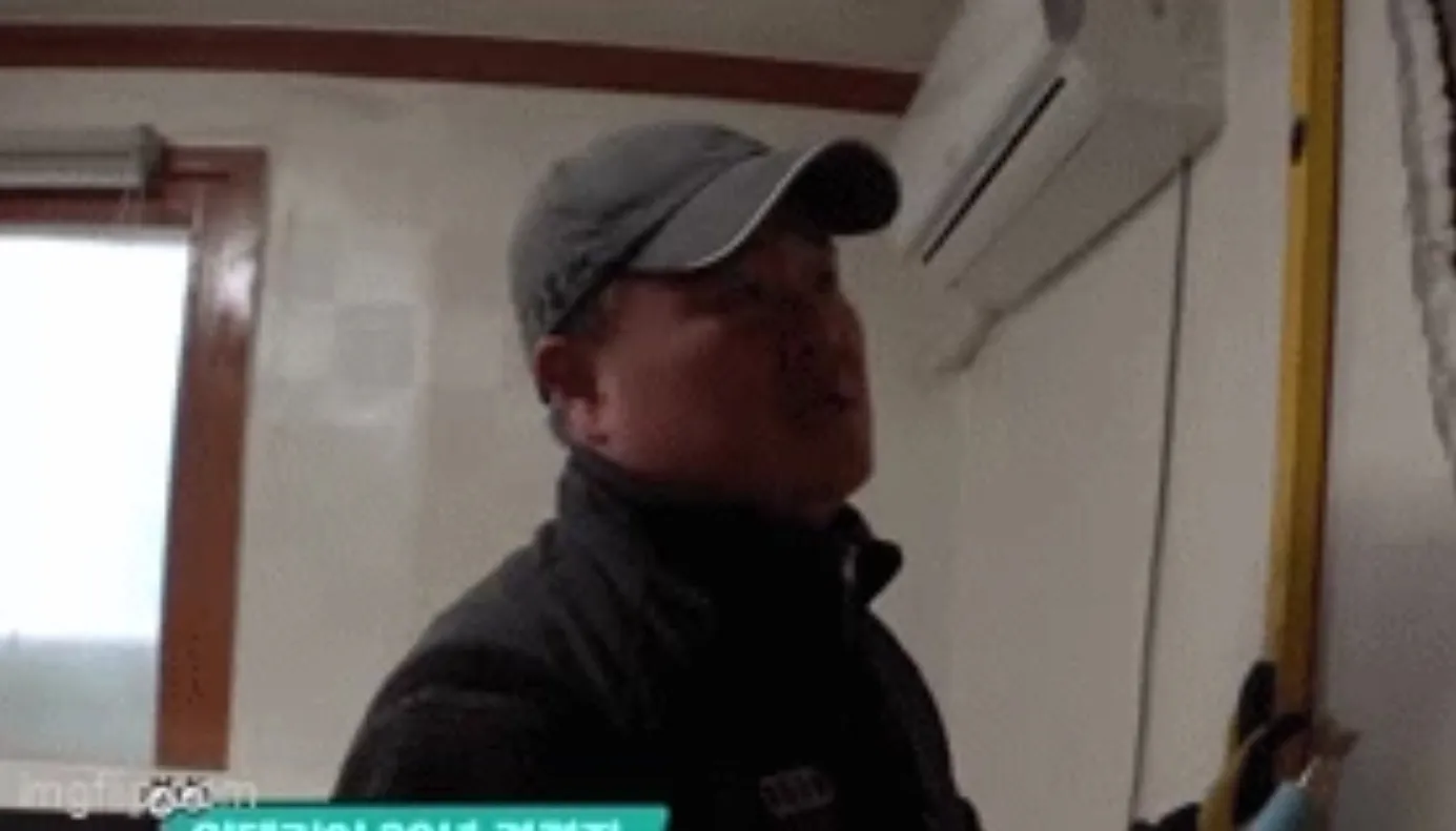 thay-chat-long-mau-do-chay-ra-tu-trong-vach-tuong-chu-nha-tuc-toc-goi-nguoi-kiem-tra-phat-hien-su-that-9