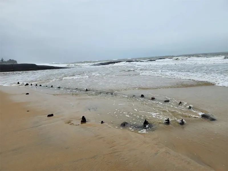 nuoc-xuong-thap-de-lo-bi-mat-ve-chiec-tau-co-noi-len-o-bo-bien-hoi-an-chinh-quyen-dia-phuong-noi-gi-1
