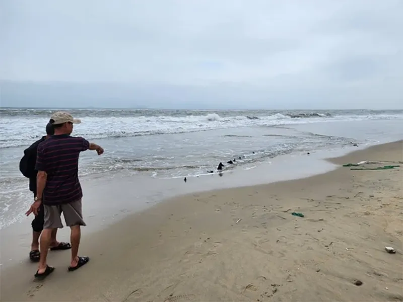 nuoc-xuong-thap-de-lo-bi-mat-ve-chiec-tau-co-noi-len-o-bo-bien-hoi-an-chinh-quyen-dia-phuong-noi-gi-2