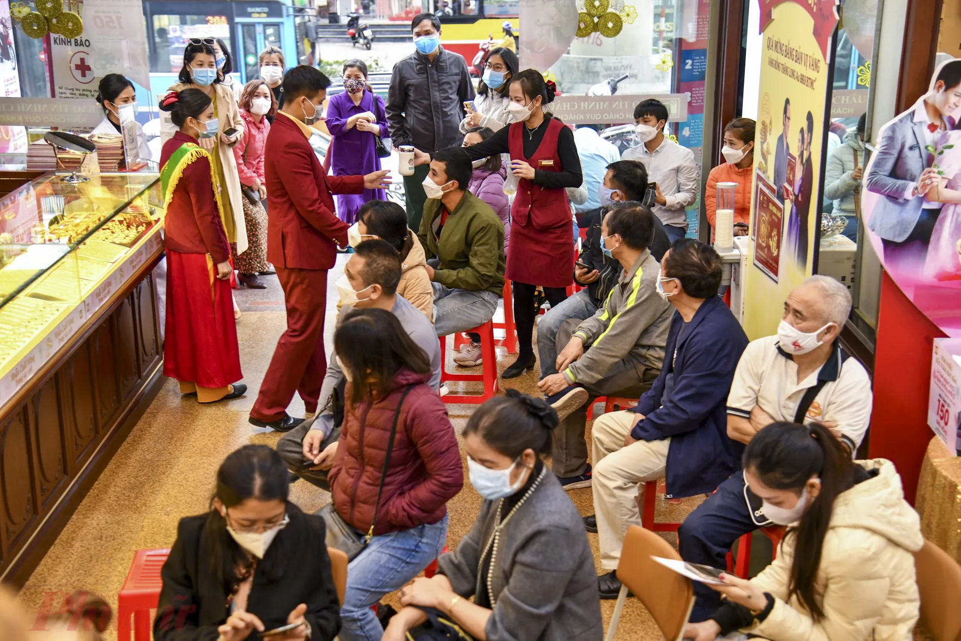 gia-vang-cuoi-nam-2023-tiep-tuc-lao-doc-nhieu-nguoi-mua-lo-nang-hon-chuc-trieu-chi-sau-2-ngay-3