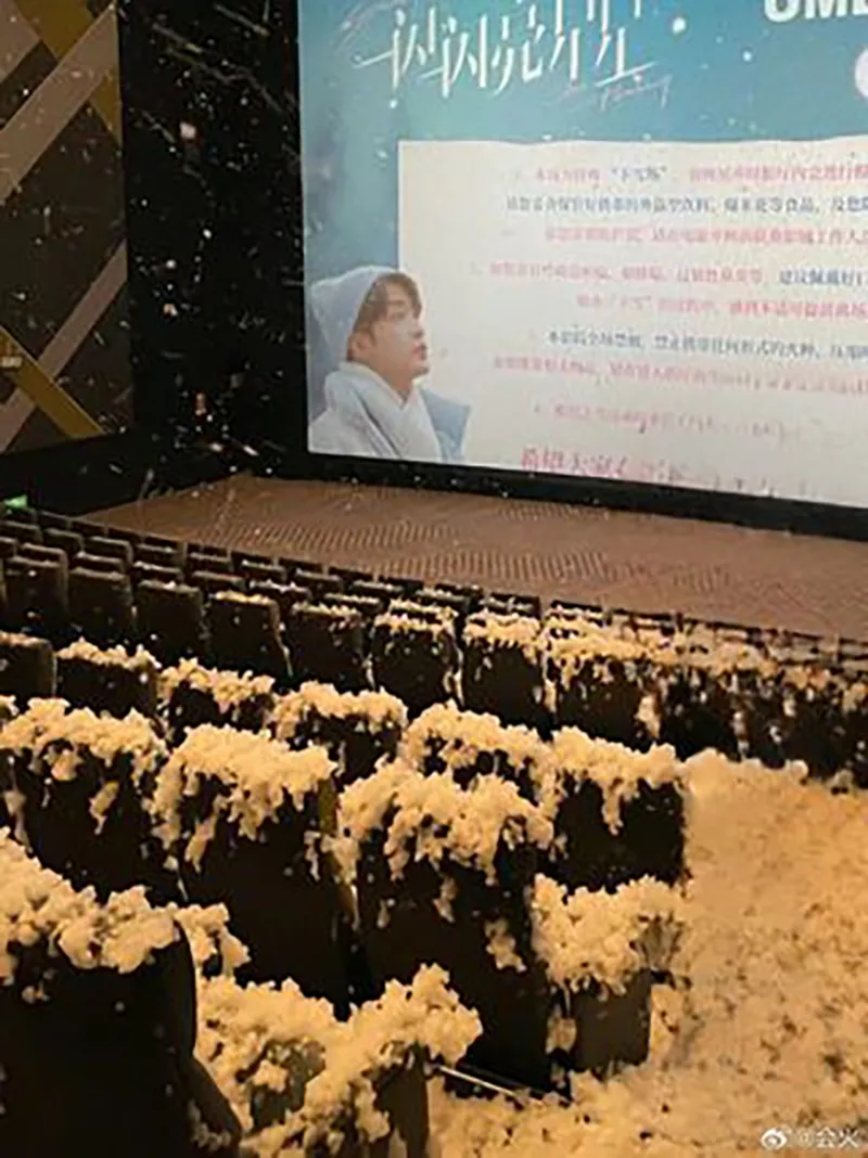 hen-nguoi-yeu-di-xem-phim-lang-man-ai-ngo-khoc-thet-vi-gap-canh-tuyet-lo-ngay-trong-rap-chieu-phim-2