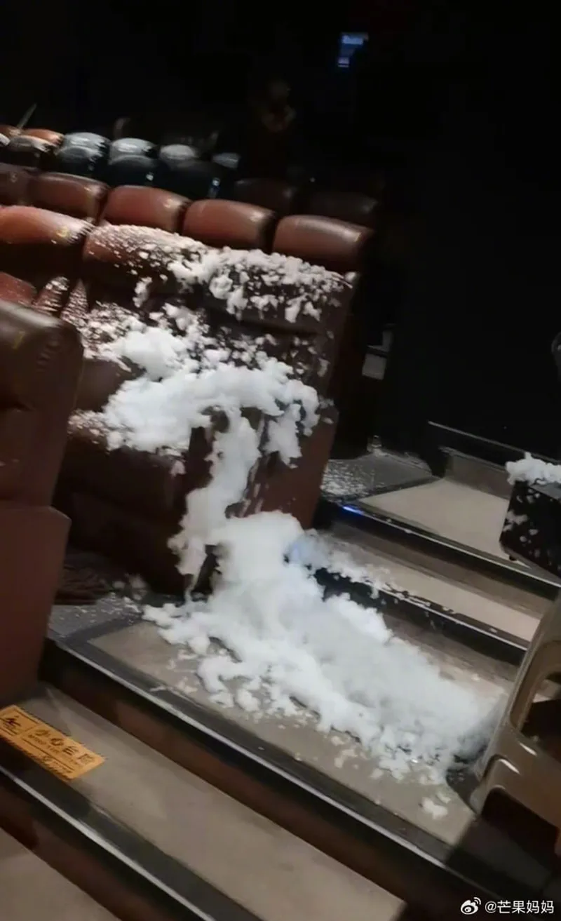 hen-nguoi-yeu-di-xem-phim-lang-man-ai-ngo-khoc-thet-vi-gap-canh-tuyet-lo-ngay-trong-rap-chieu-phim-5