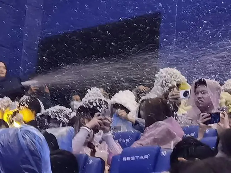 hen-nguoi-yeu-di-xem-phim-lang-man-ai-ngo-khoc-thet-vi-gap-canh-tuyet-lo-ngay-trong-rap-chieu-phim-7