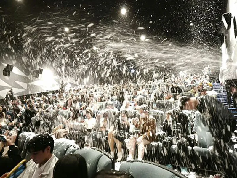 hen-nguoi-yeu-di-xem-phim-lang-man-ai-ngo-khoc-thet-vi-gap-canh-tuyet-lo-ngay-trong-rap-chieu-phim-8