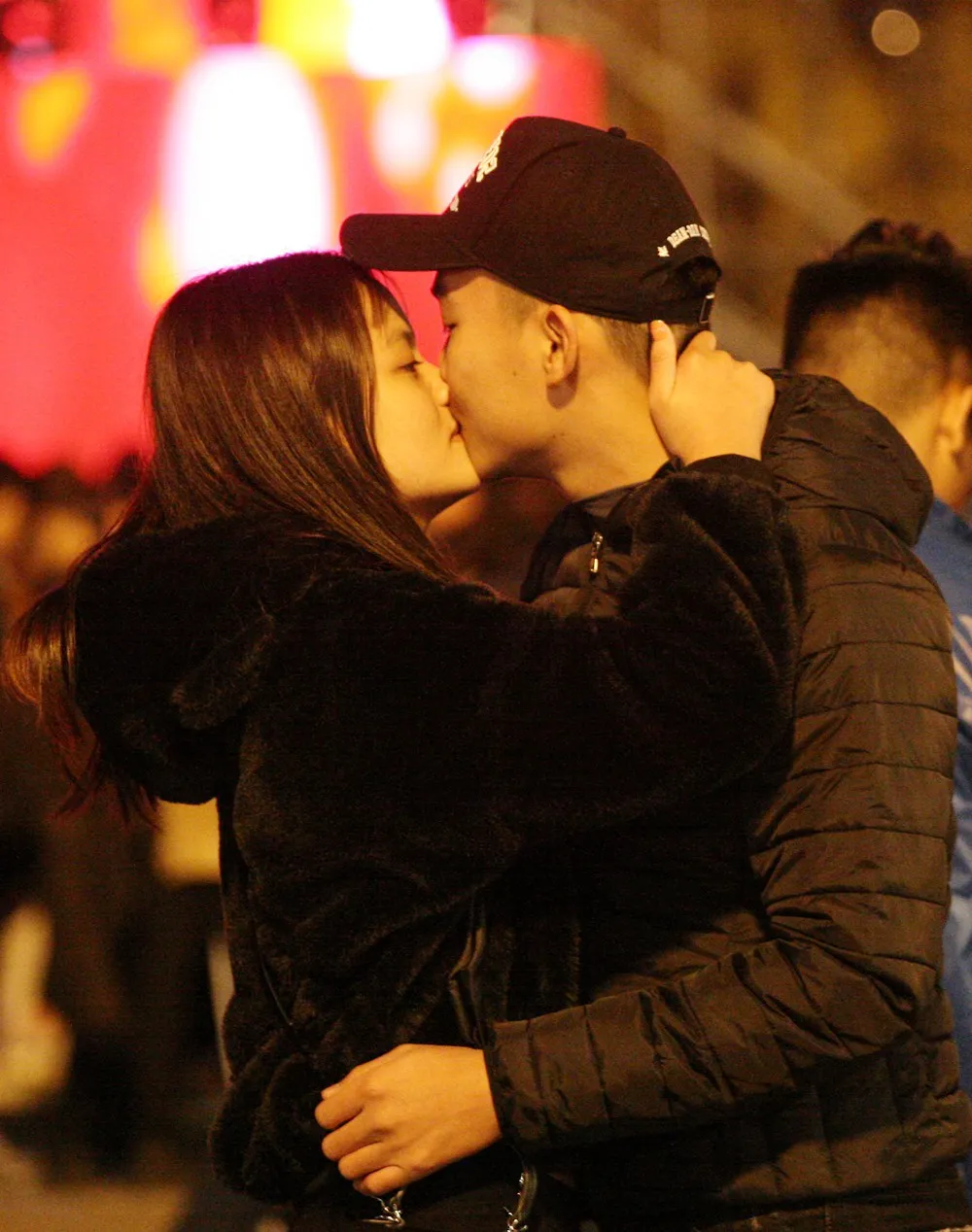 ngoai-an-12-qua-nho-nguoi-dan-con-hon-nhau-va-bay-mot-chiec-vali-rong-de-cau-may-man-nam-moi-3