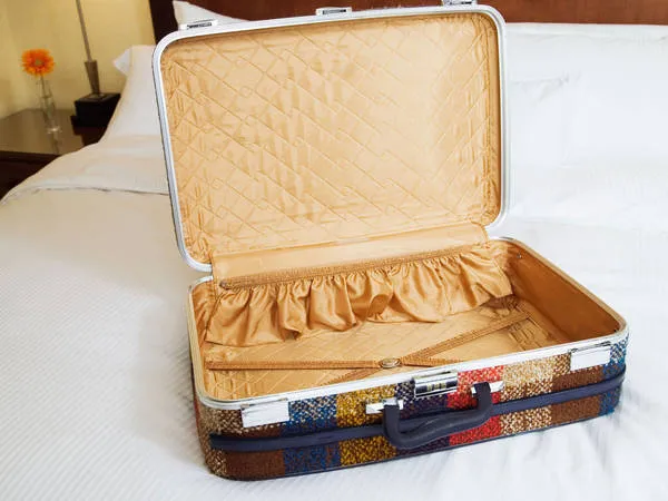 ngoai-an-12-qua-nho-nguoi-dan-con-hon-nhau-va-bay-mot-chiec-vali-rong-de-cau-may-man-nam-moi-4