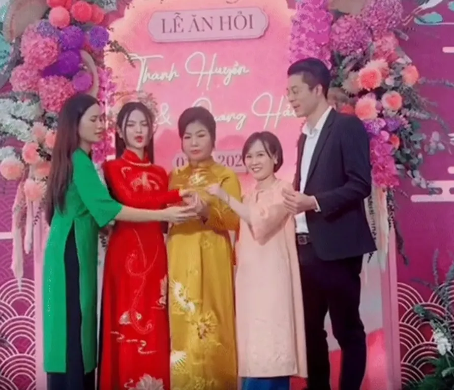 chu-thanh-huyen-gap-song-gio-trong-ngay-vui-chi-mot-hanh-dong-voi-me-ruot-da-bi-netizen-che-trach-2