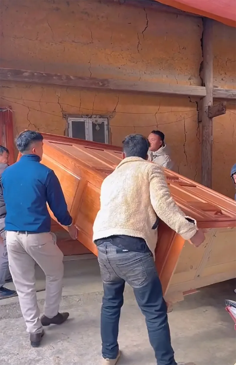 co-dau-nguoi-hmong-xot-xa-khi-mac-vay-cuoi-trang-diem-bi-dam-teu-sinh-le-co-300k-con-bi-tac-dong-vat-ly-5