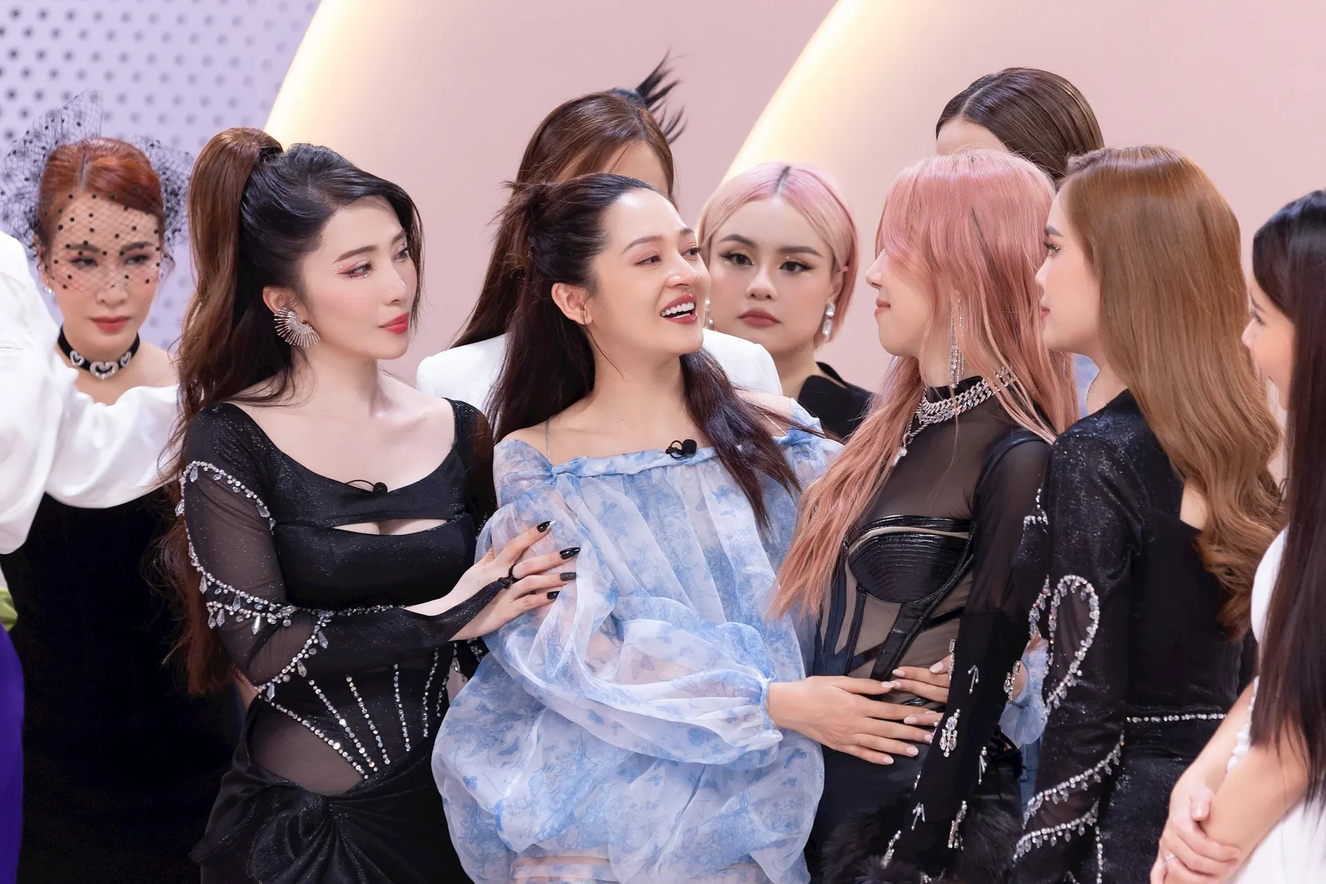 hien-da-co-bao-nhieu-chi-dep-bi-loai-o-show-chi-dep-dap-gio-re-song-ban-viet-4