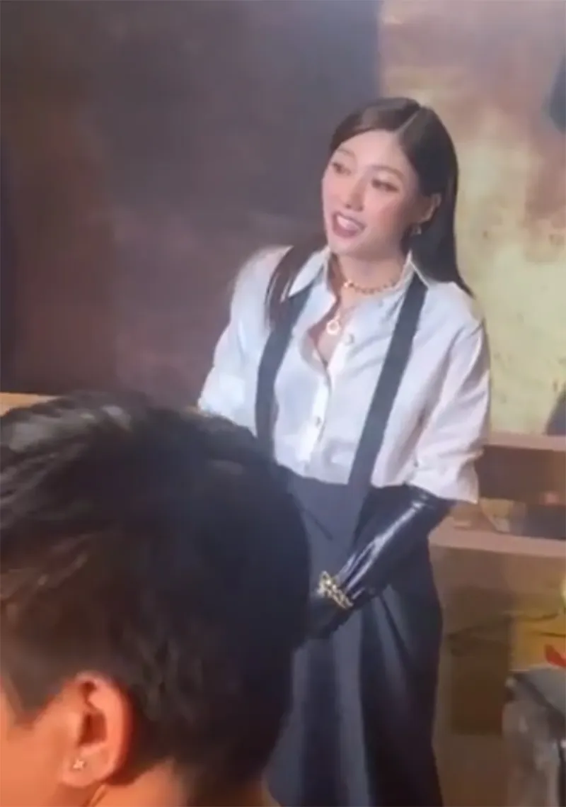 uyen-an-xit-keo-khi-bi-nhac-thang-mat-vi-photo-rieng-chen-hang-bieu-cam-suong-tran-voi-tranh-di-2