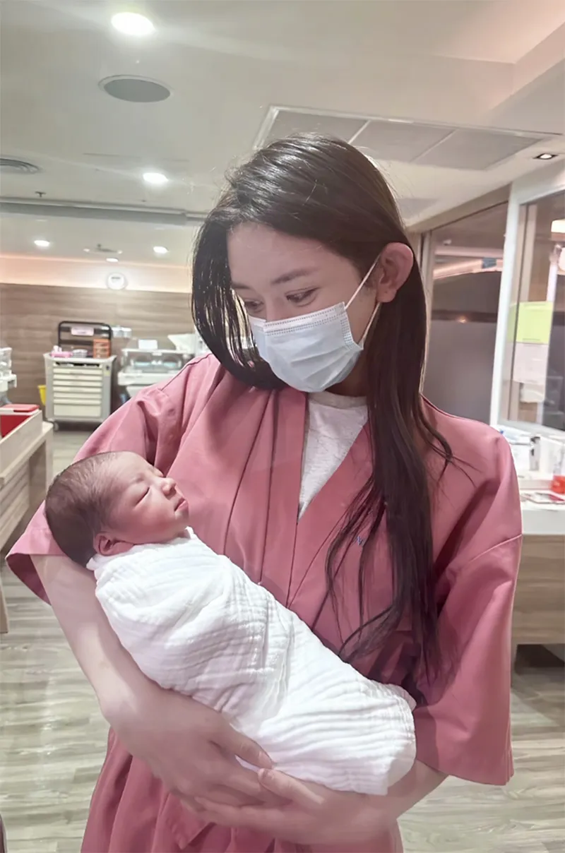 them-mot-hoa-hau-chuyen-gioi-thong-bao-vua-don-con-dau-long-voi-ban-trai-soai-ca-2