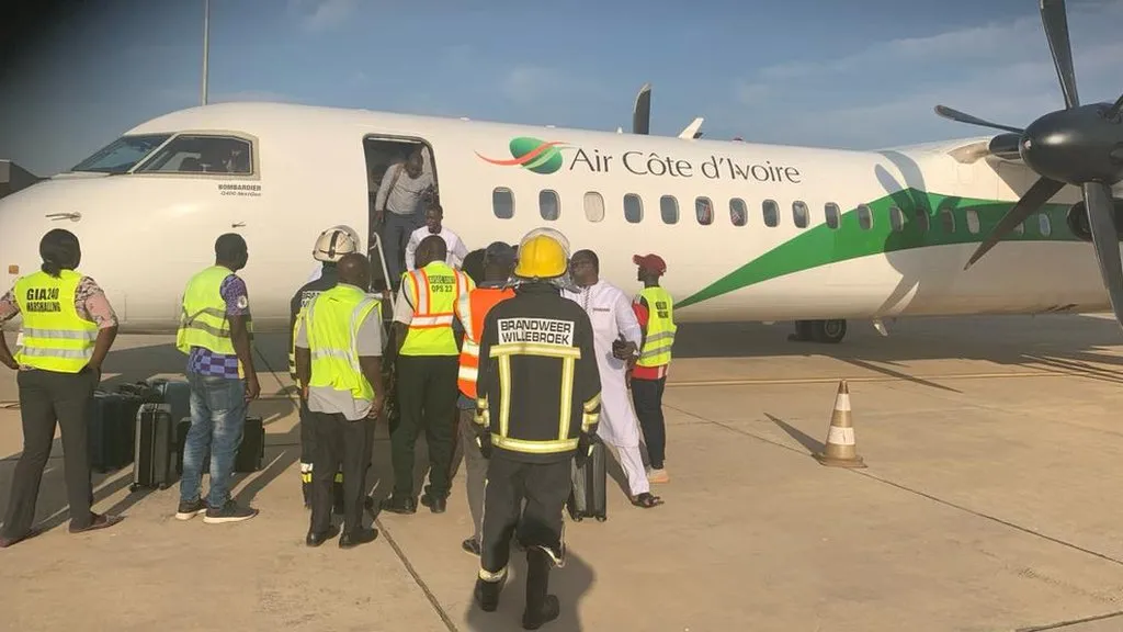 doi-bong-30-nguoi-gap-su-co-kinh-hoang-tren-may-bay-tu-nhien-buon-ngu-roi-lim-di-mo-mat-ra-tuong-ve-troi-5