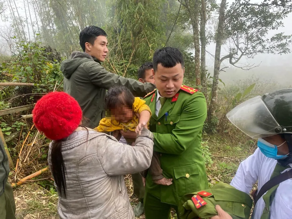 hy-huu-tim-thay-be-gai-2-tuoi-dang-bo-lac-trong-rung-o-nghe-an-va-chuyen-ly-ky-2-ngay-tim-kiem-1