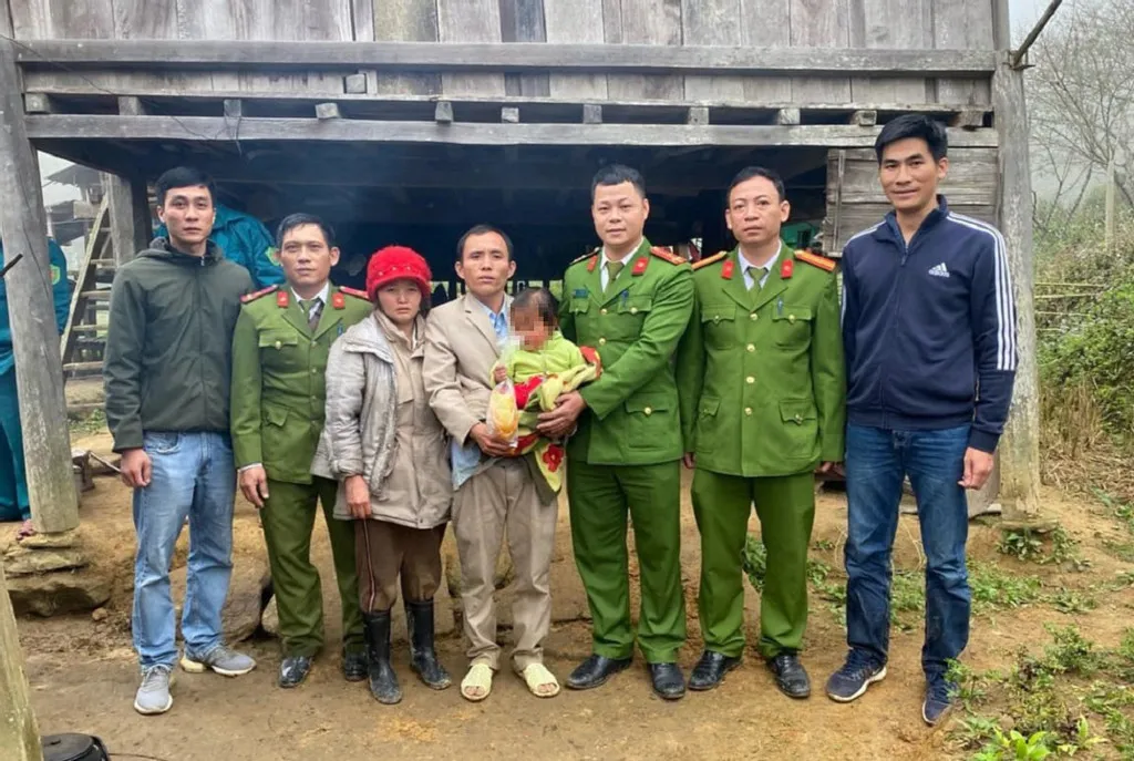 hy-huu-tim-thay-be-gai-2-tuoi-dang-bo-lac-trong-rung-o-nghe-an-va-chuyen-ly-ky-2-ngay-tim-kiem-2