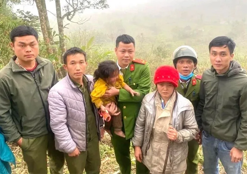 hy-huu-tim-thay-be-gai-2-tuoi-dang-bo-lac-trong-rung-o-nghe-an-va-chuyen-ly-ky-2-ngay-tim-kiem-3