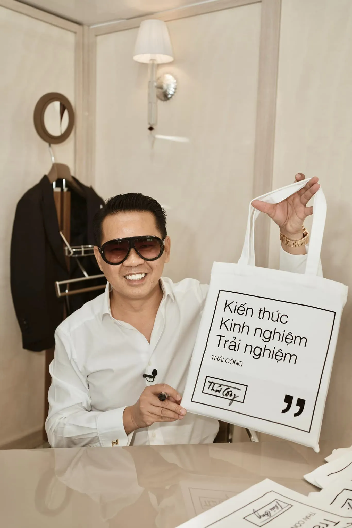 thai-cong-va-chieu-ban-hang-online-tuong-tro-cuoi-hoa-ra-lai-vo-cung-thong-minh-6