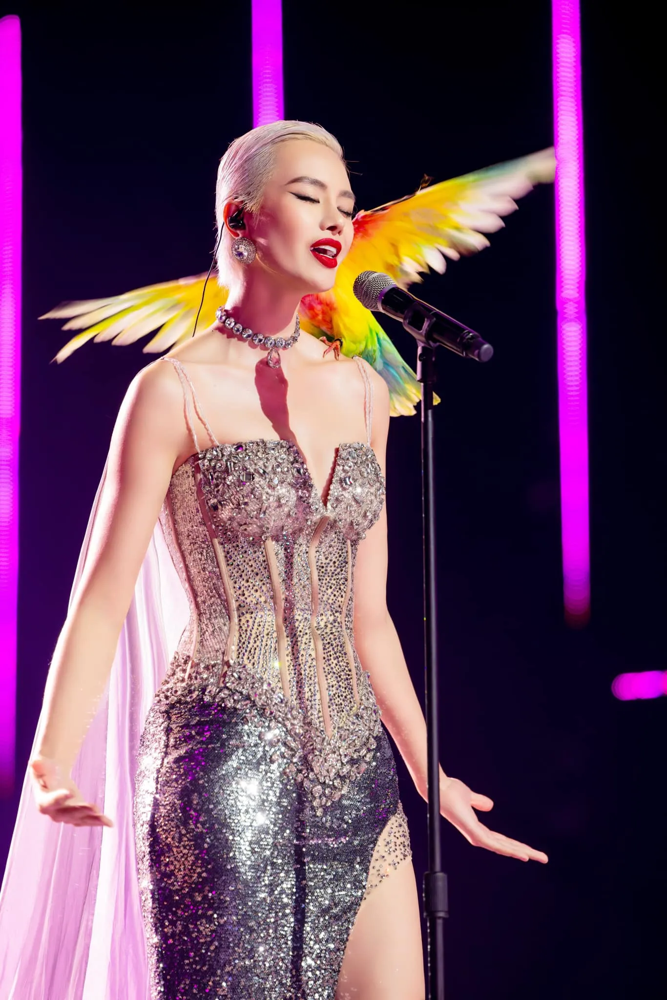 ha-kino-xin-loi-vi-khong-giu-loi-hua-voi-my-linh-tiet-lo-bi-mat-cua-chi-dai-qua-mot-dong-tin-nhan-1