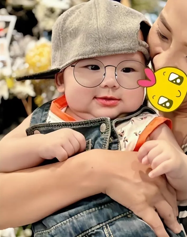 thuc-hu-buc-anh-can-mat-con-trai-5-thang-tuoi-cua-minh-hang-co-gi-khien-netizen-xuyt-xoa-mai-5