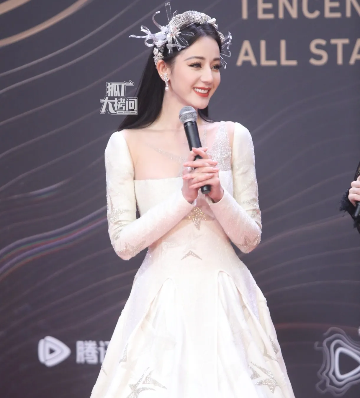 dich-le-nhiet-ba-vi-truyen-thong-hoa-ngu-che-gia-tao-gay-rac-roi-cho-quay-phim-roi-chi-cuoi-cho-qua-10