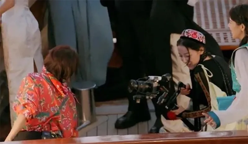 dich-le-nhiet-ba-vi-truyen-thong-hoa-ngu-che-gia-tao-gay-rac-roi-cho-quay-phim-roi-chi-cuoi-cho-qua-5