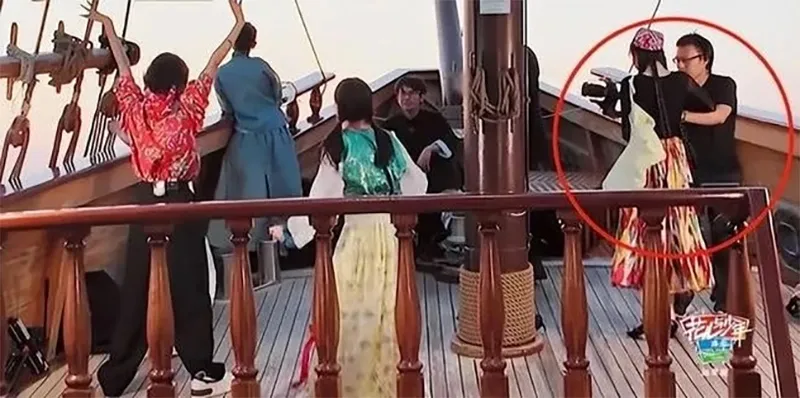 dich-le-nhiet-ba-vi-truyen-thong-hoa-ngu-che-gia-tao-gay-rac-roi-cho-quay-phim-roi-chi-cuoi-cho-qua-6