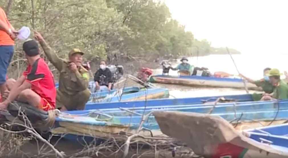 camera-bat-tron-giay-phut-am-anh-trong-vu-3-tho-lan-o-ca-mau-mat-tich-sau-tieng-no-manh-5