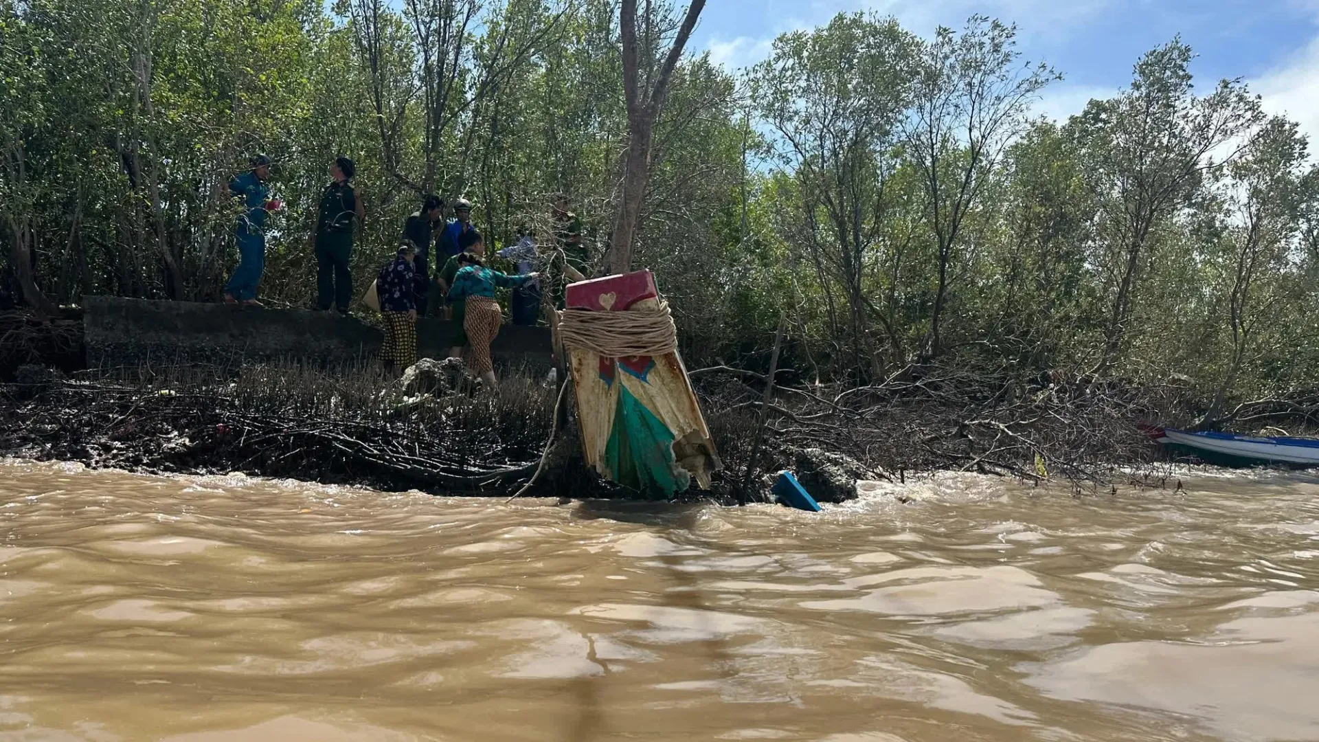 camera-bat-tron-giay-phut-am-anh-trong-vu-3-tho-lan-o-ca-mau-mat-tich-sau-tieng-no-manh-7