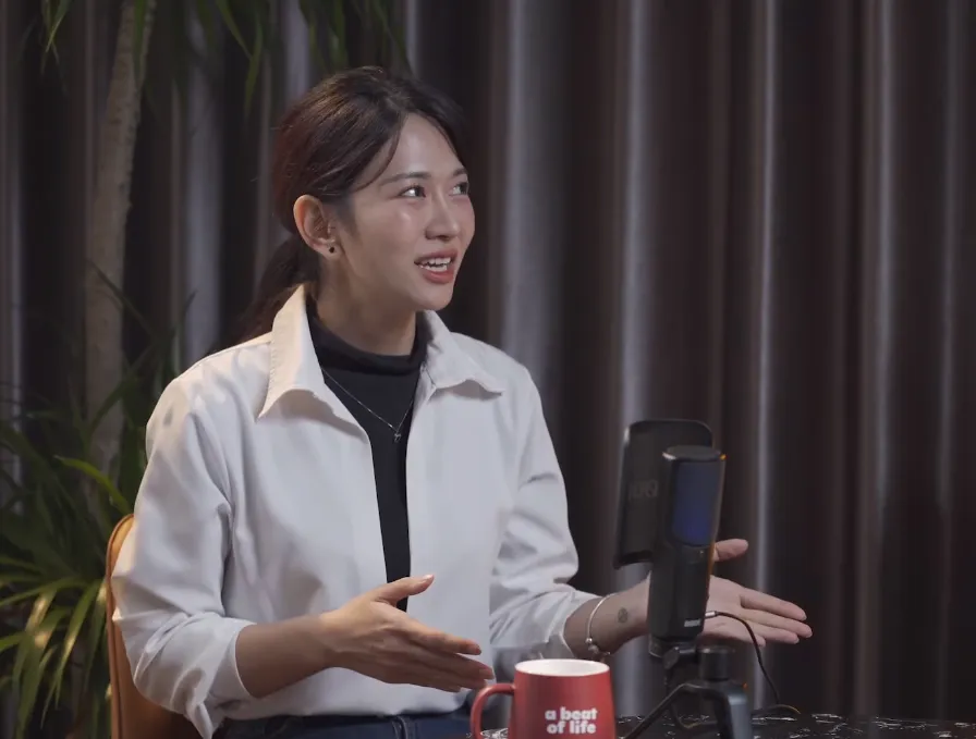 le-bong-lam-mc-chuong-trinh-chieu-30-tet-nhung-phut-cuoi-bi-cat-song-vi-hinh-anh-tieu-cuc-tren-mang-1