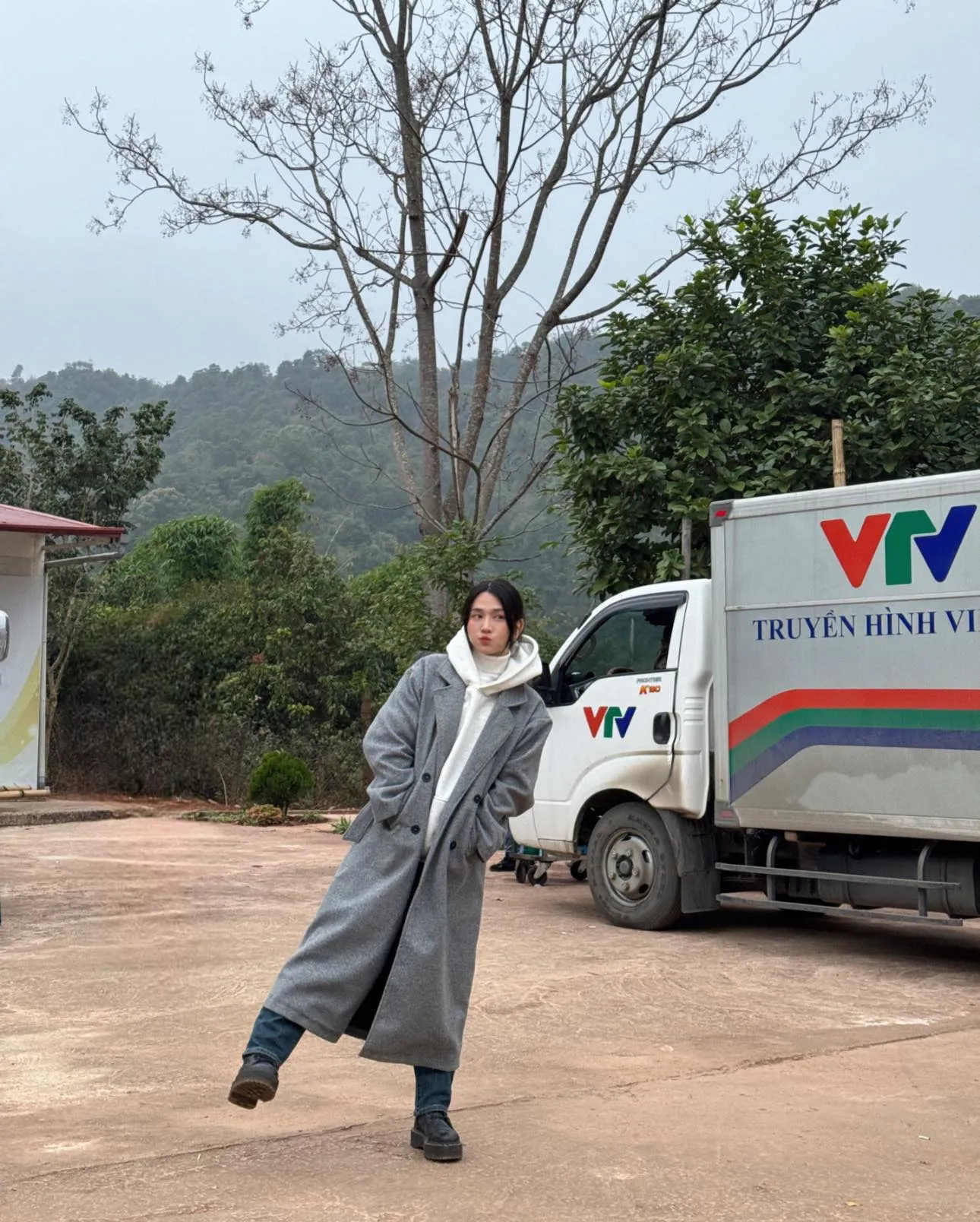 le-bong-lam-mc-chuong-trinh-chieu-30-tet-nhung-phut-cuoi-bi-cat-song-vi-hinh-anh-tieu-cuc-tren-mang-11