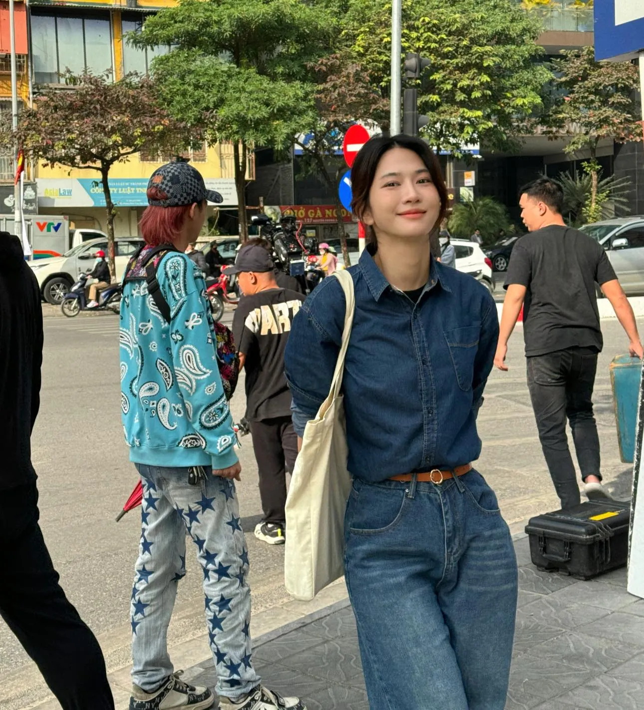 le-bong-lam-mc-chuong-trinh-chieu-30-tet-nhung-phut-cuoi-bi-cat-song-vi-hinh-anh-tieu-cuc-tren-mang-12