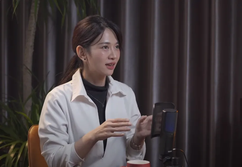 le-bong-lam-mc-chuong-trinh-chieu-30-tet-nhung-phut-cuoi-bi-cat-song-vi-hinh-anh-tieu-cuc-tren-mang-2