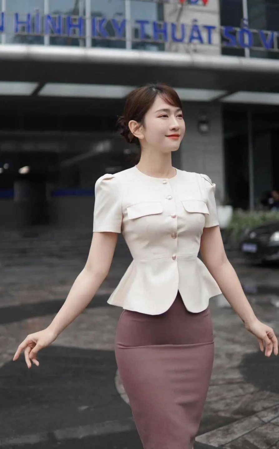 le-bong-lam-mc-chuong-trinh-chieu-30-tet-nhung-phut-cuoi-bi-cat-song-vi-hinh-anh-tieu-cuc-tren-mang-5