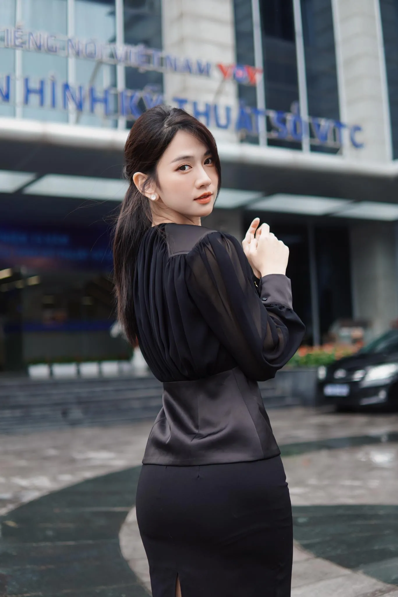 le-bong-lam-mc-chuong-trinh-chieu-30-tet-nhung-phut-cuoi-bi-cat-song-vi-hinh-anh-tieu-cuc-tren-mang-7