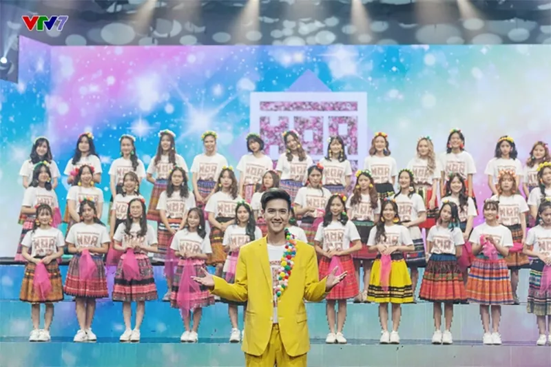 le-bong-lam-mc-chuong-trinh-chieu-30-tet-nhung-phut-cuoi-bi-cat-song-vi-hinh-anh-tieu-cuc-tren-mang-9